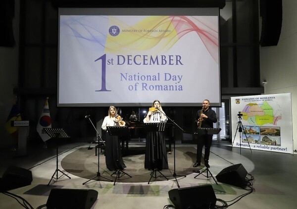 루마니아 트란실바니아 브라쇼브 국립대학교 음악대학 소속 '비르투오조스' 앙상블이 지난 해 12월 16일 대통합기념일 및 한-루마니아 수교 35주년 기념 콘서트에서 공연을 펼치고 있다(사진제공: 김동식 스튜디오 네이버 블로그).